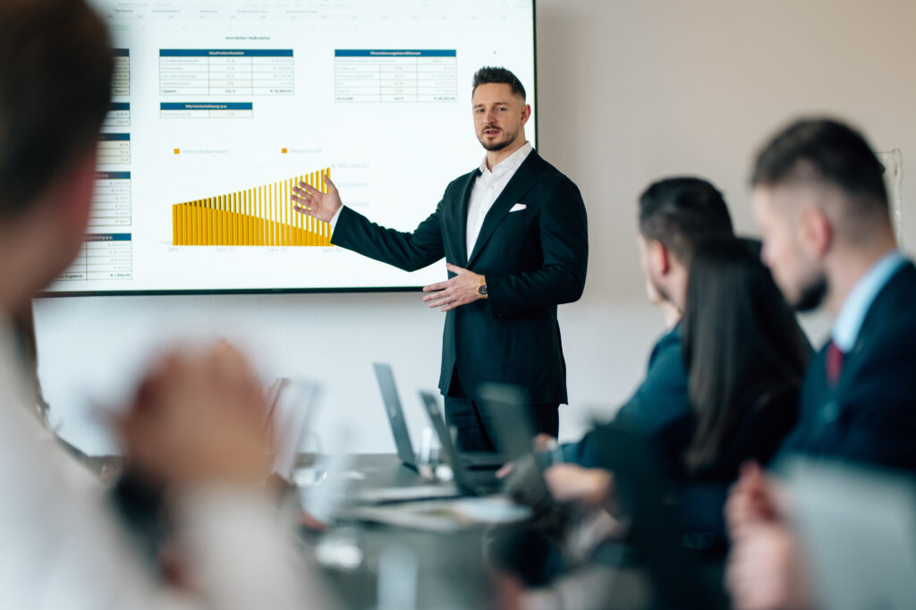 Immobilienexperte erklärt Wertentwicklung und Rendite einer Immobilie im Beratungsgespräch