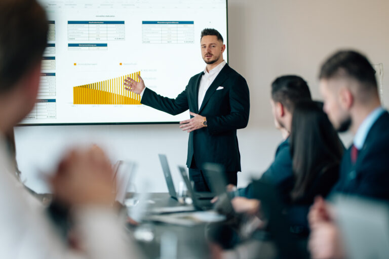 Immobilienexperte erklärt Wertentwicklung und Rendite einer Immobilie im Beratungsgespräch