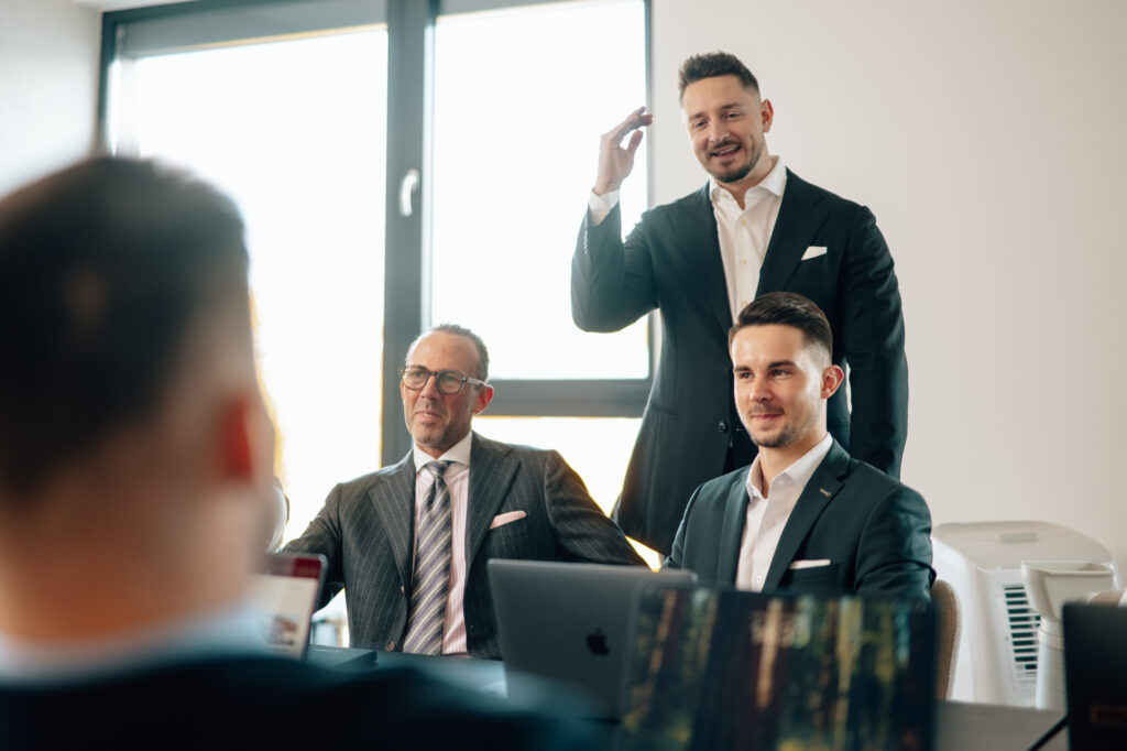 Imperia Immobilien Mitarbeiter erklärt die Sachlage zum Immobilienmarkt.