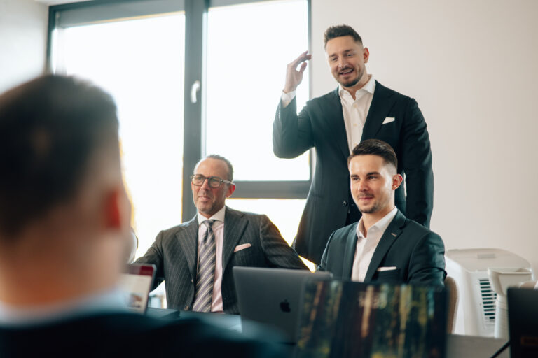 Imperia Immobilien Mitarbeiter erklärt die Sachlage zum Immobilienmarkt.